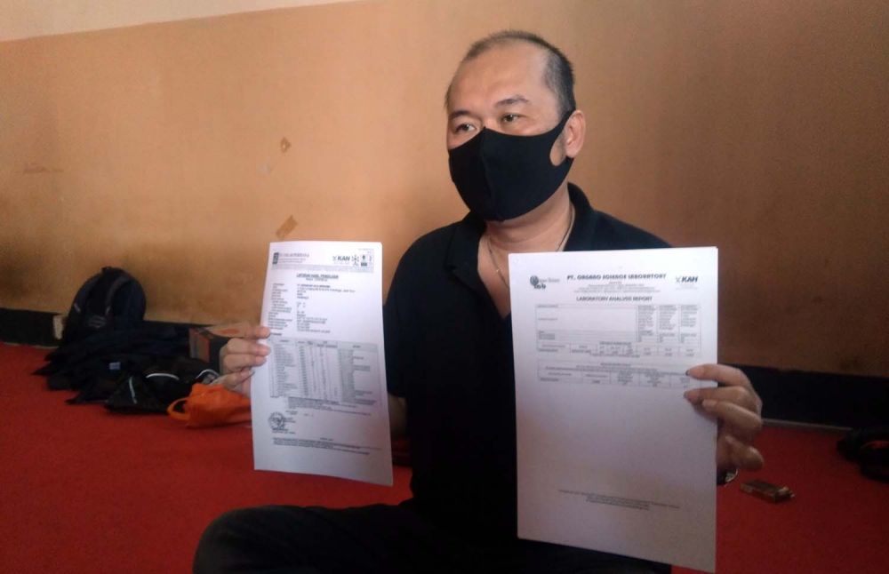 Manajemen pabrik menunjukkan hasil uji baku mutu dari laboratorium