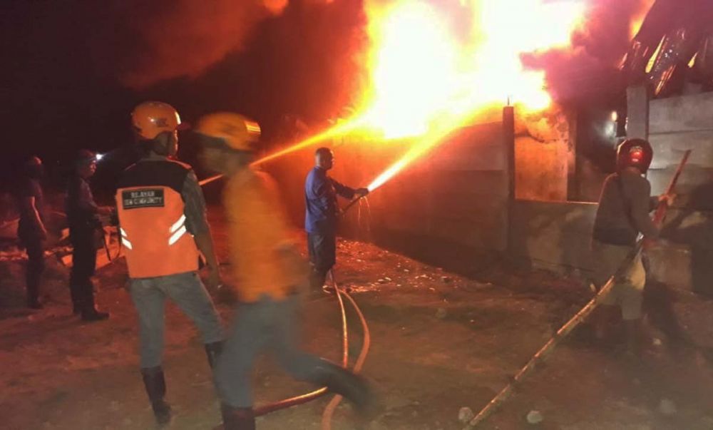 Pabrik Plastik di Mojokerto Kembali Terbakar, 3 Mobil PMK Diterjunkan