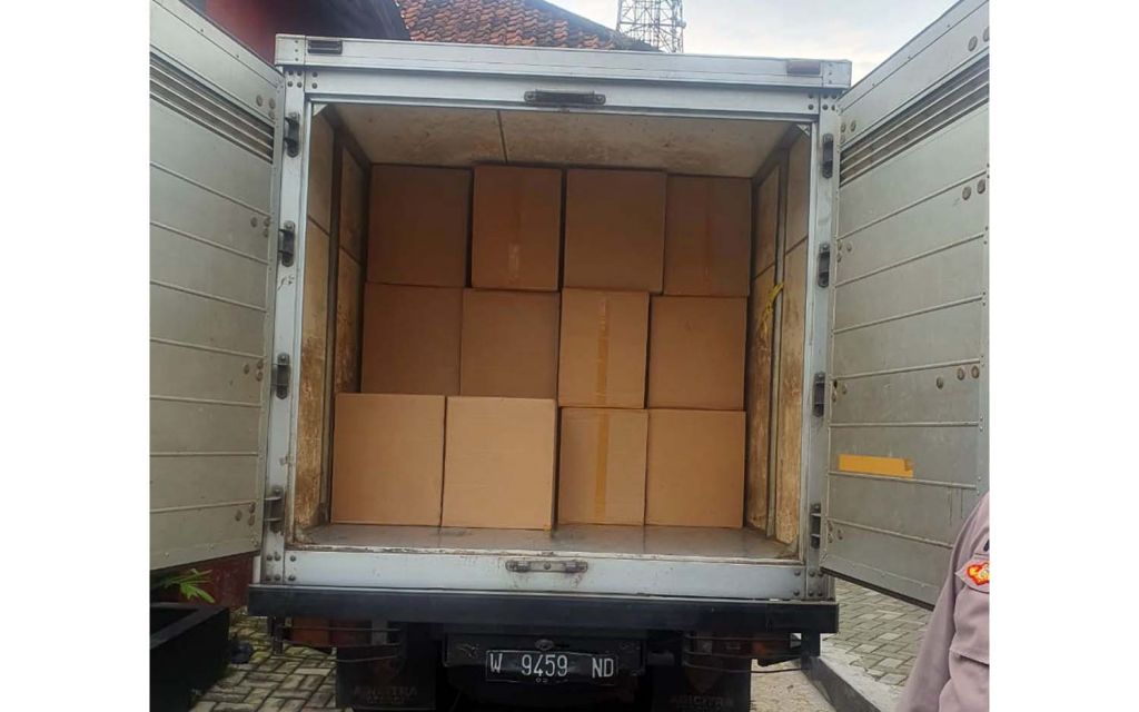 Polisi menggerebek pabrik rokok ilegal di Sidoarjo