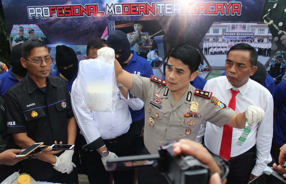 Kapolres Pasuruan AKBP Rofiq Ripto Himawan menjukkan salah satu barang bukti yang disita dari sindikat produsen sabu di Taman Dayu
