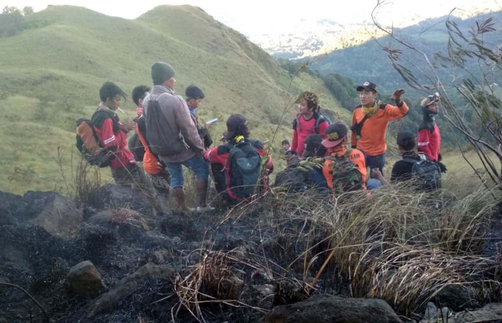 Petugas gabungan berhasil memadamkan api yang membakar 5 hektar padang savana di Gunung Penanggungan