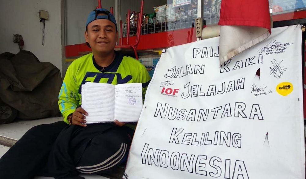 Paijo, pemuda yang jalan kaki keliling Indonesia start dari Makassar saat sampai di Ngawi, Jawa Timur