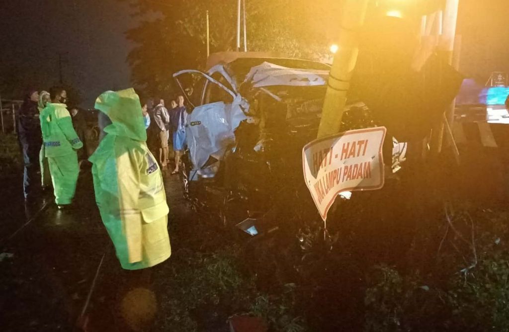 Pajero Sport Tersambar Kereta di Pasuruan, Polisi: Tiga Orang Terluka