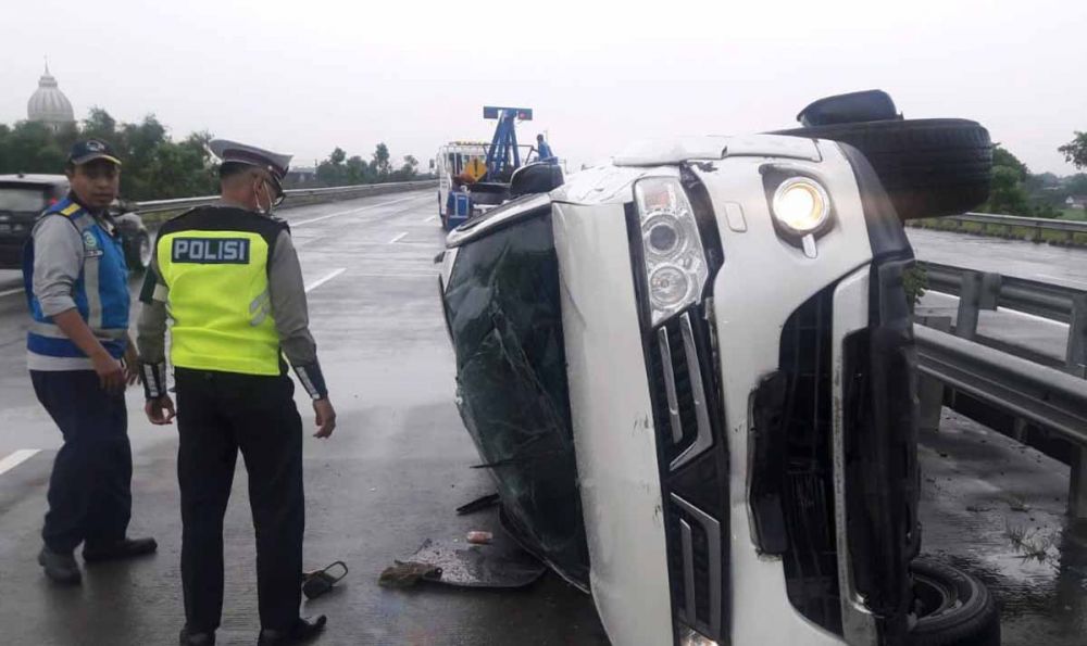 Tabrak Mobilio, Mobil Pajero Sport Terbalik di Tol Pandaan