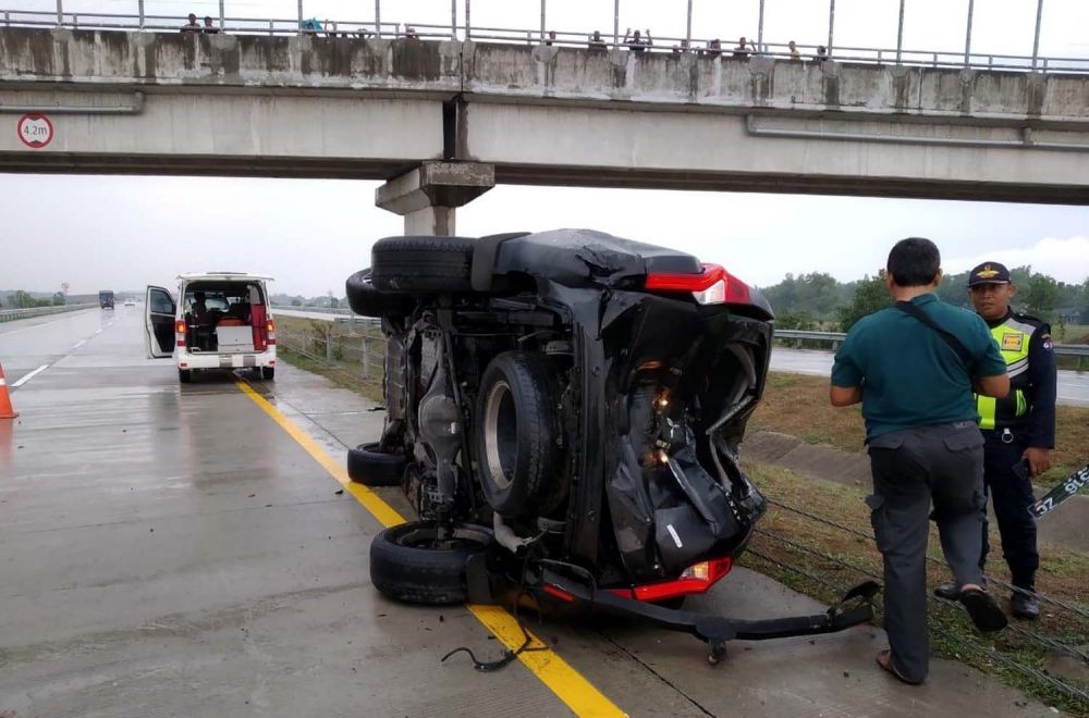 Diduga Selip, Mobil Pajero Terguling di Tol Jombang