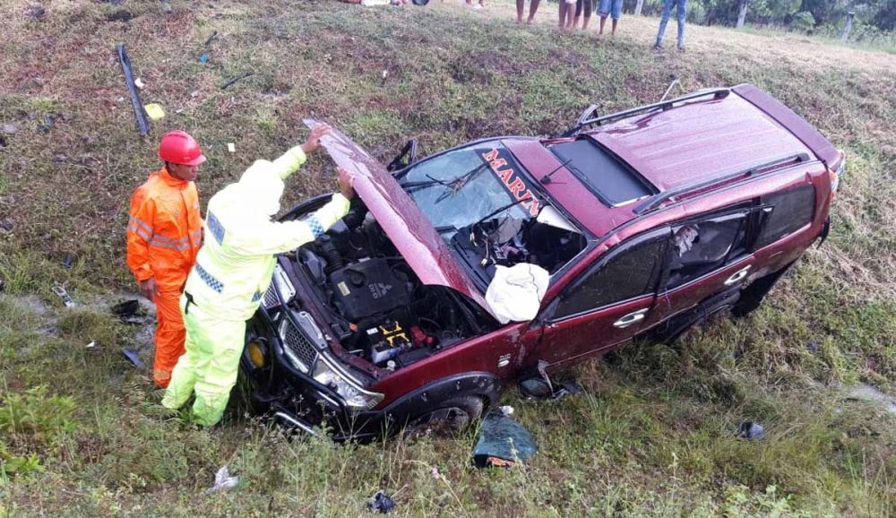 Pecah Ban, Mitsubishi Pajero Terguling di Tol Ngawi