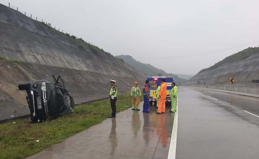 Mobil Pajero terguling di Tol Pandaan-Malang