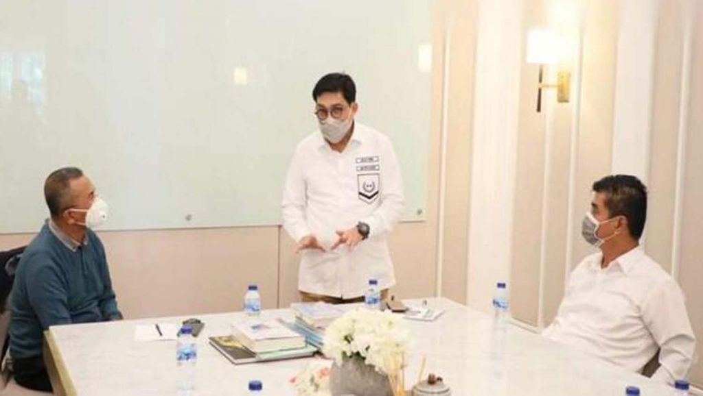 Dahlan Iskan saat ngobrol bareng Machfud Arifin dan Mujiaman