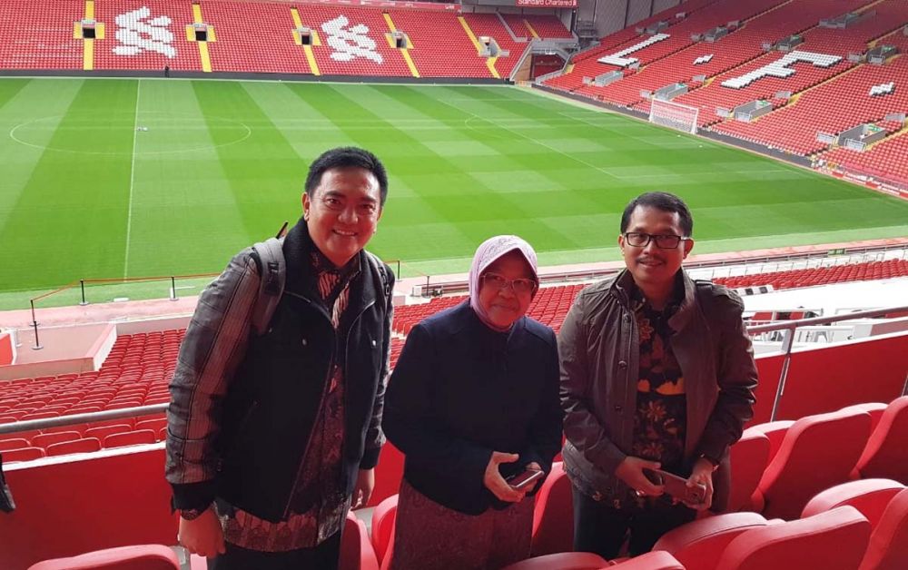 Didik Farkhan (kanan), Bu Risma dan M Iqbal saat di Liverpool