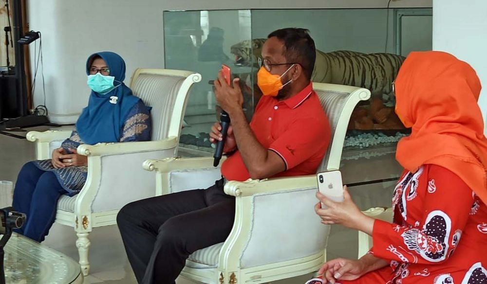 Bupati Ponorogo Ipong Muchlissoni saat mendengar cerita pasien sembuh dari Corona melalui video call
