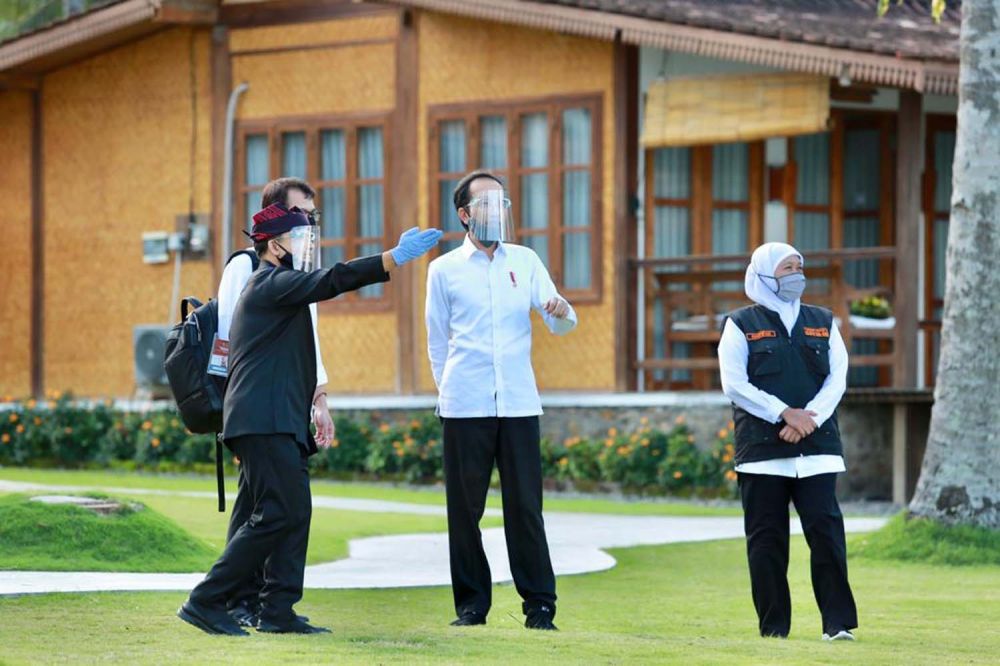 Presiden Jokowi didampingi Gubernur Jatim Khofifah Indar Parawansa dan Bupati Banyuwangi Abdullah Azwar Anas