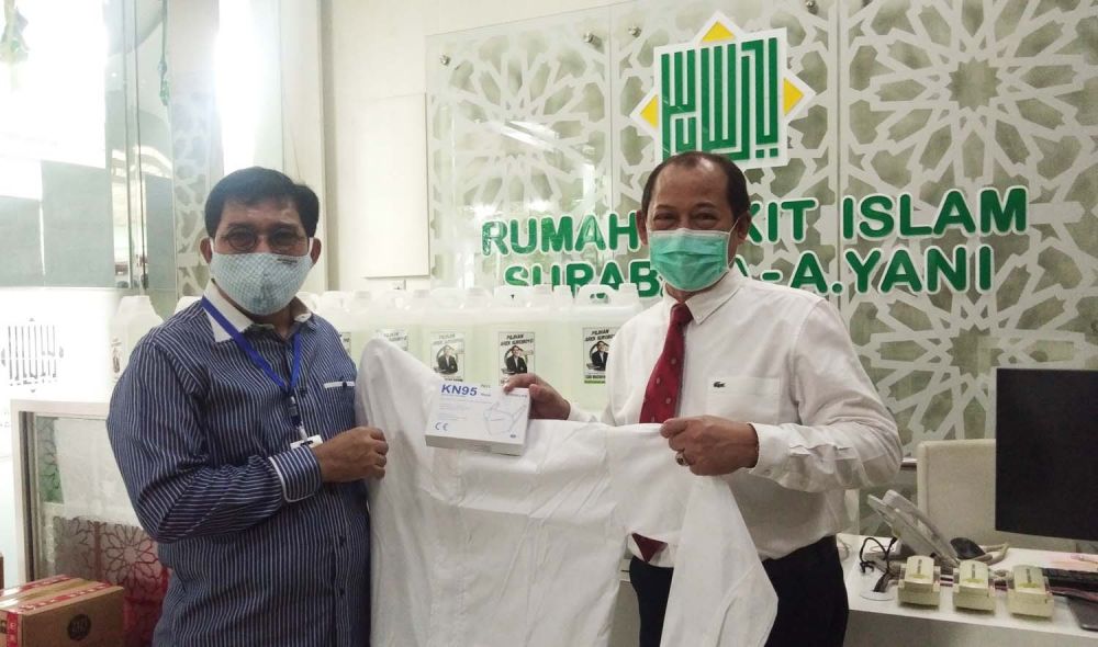 Machfud Arifin memberikan bantuan APD dan alkes di RSI Surabaya Ahmad Yani