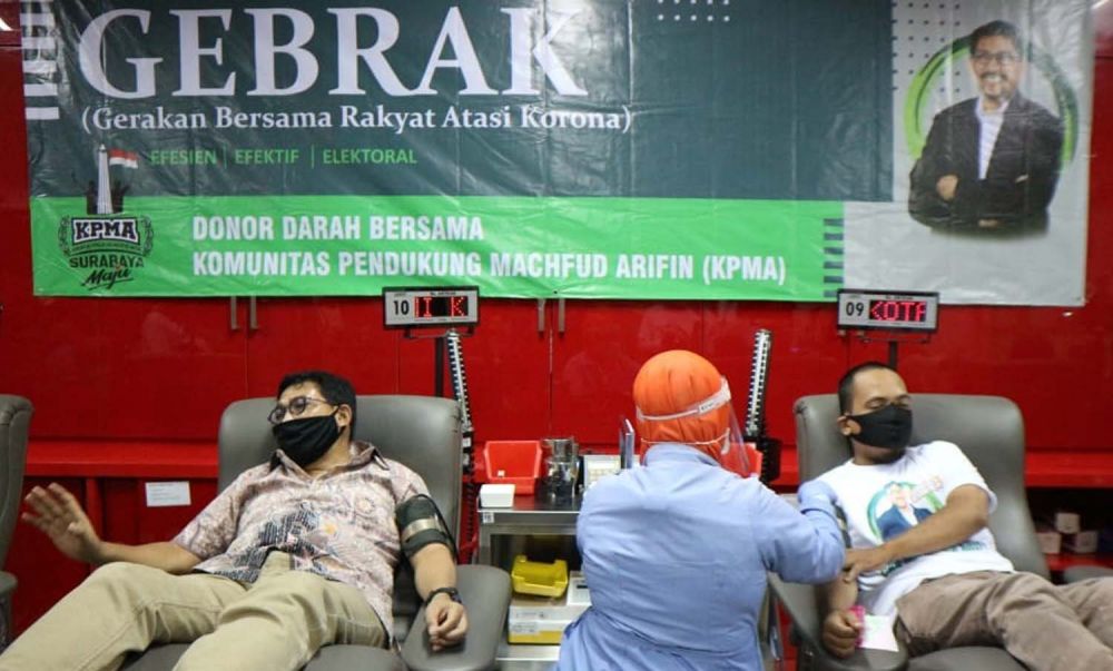 Cawali Surabaya Machfud Arifin dan relawan donor darah untuk membantu stok PMI Surabaya di tengah wabah Virus Corona (Foto-foto: jatimnow.com)