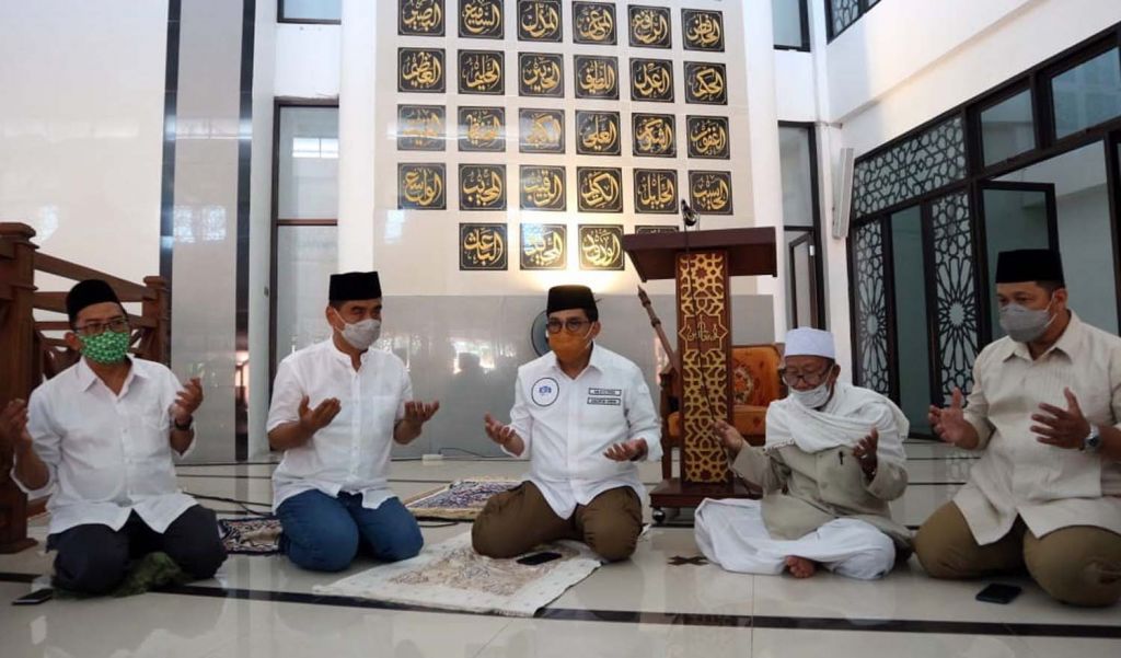 Ketika Machfud Arifin-Mujiaman Salat Jumat di Masjid Pemkot Surabaya