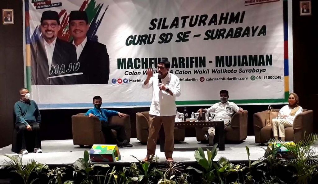 Dahlan Iskan (kiri) bersama Machfud Arifin dan Mujiaman saat bertemu para guru SD di Surabaya