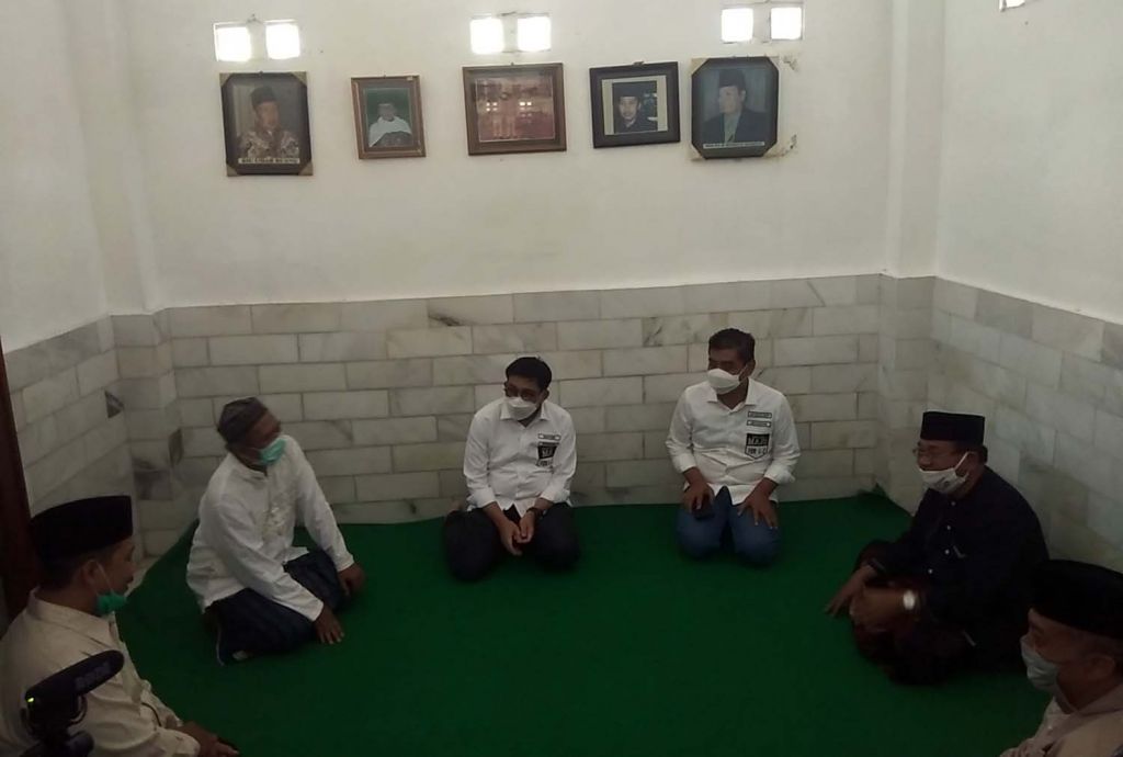 Machfud Arifin-Mujiaman Salat Berjamaah Sebelum Ambil Nomor Urut