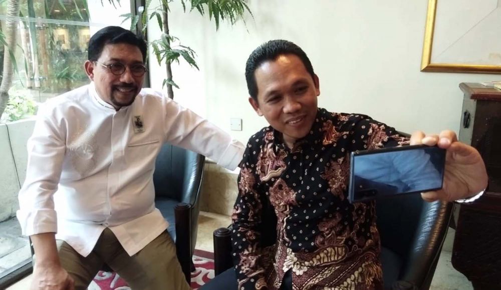 Bupati Lumajang Thoriqul Haq saat ngevlog bareng Machfud Arifin di Surabaya