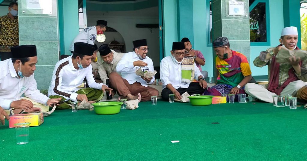 Calon Wali Kota Surabaya Machfud Arifin makan nasi bungkus bareng warga usai Salat Jumat