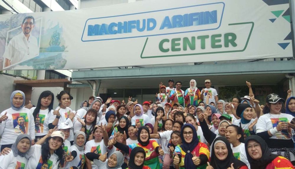 Machfud Arifin bersama istrinya Lita Machfud Arifin usai senam Zumba di halaman Gedung Machfud Arifin Center, Jalan Basuki Rahmat, Surabaya