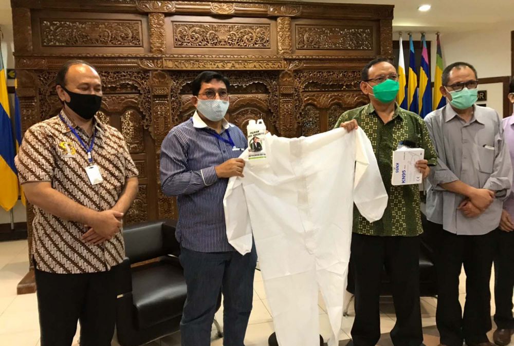 Machfud Arifin (dua dari kiri) saat memberikan bantuan APD dan alkes untuk RS Unair melalui Rektor Unair Prof Dr Moh Nasih, Senin (11/5/2020)