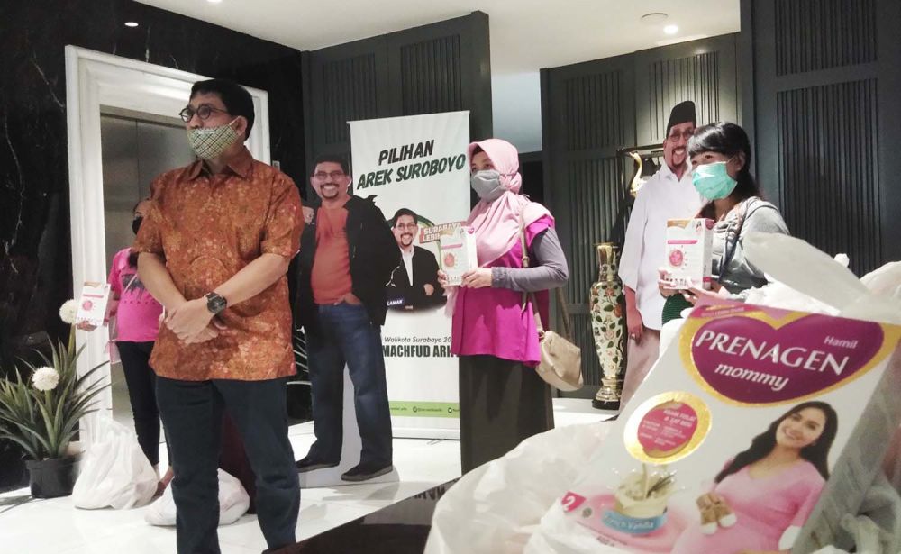 Cawali Surabaya Irjen Pol (Purn) Machfud Arifin saat memberikan bantuan kepada para ibu hamil (Foto-foto: Jajeli Rois/jatimnow.com)