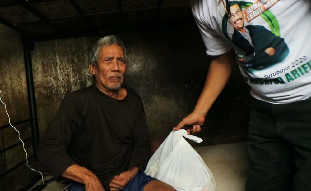 Machfud Arifin Beri Bantuan Sembako ke Warga Gubeng Airlangga Surabaya