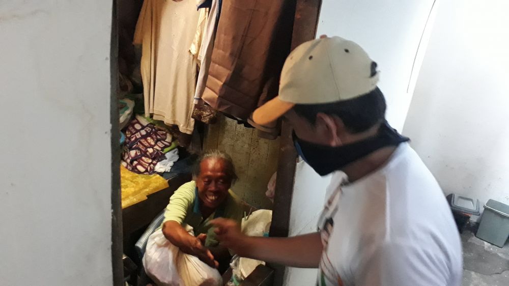 Mbah Wi, salah satu warga RT 02 RW 02 Gubeng Airlangga Gang II saat menerima bantuan paket sembako dari Cawali Surabaya Machfud Arifin