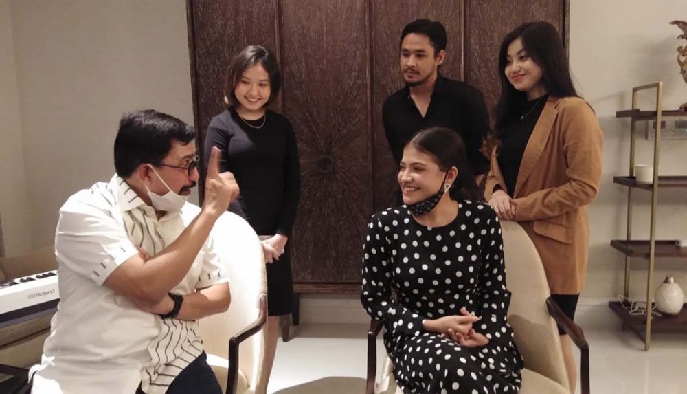 Penyanyi lagu Lathi Sara Fajira yang saat ini sedang viral di media sosial bersilaturahmi ke Calon Wali Kota Surabaya Irjen Pol (Purn) Machfud Arifin