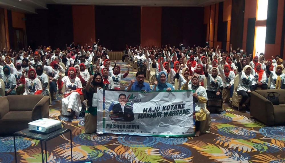 Cawali Machfud Arifin dan Ny Lita istrinya bersama para ahli rias pengantin di Surabaya