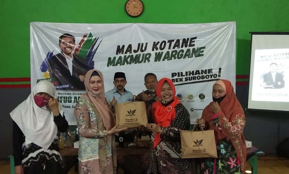 Ny Lita Machfud Arifin di RW 4 Kelurahan Simo Mulyo, Kecamatan Sukomanunggal, Surabaya