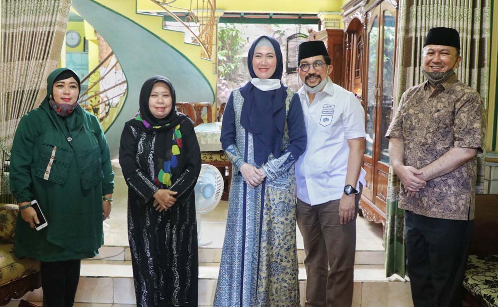 Calon Wali Kota Surabaya Irjen Pol (Purn) Machfud Arifin dan istrinya Ny Lita Machfud Arifin bersilaturahmi ke kediaman Ustazah Hj Ulaiyah di Rungkut