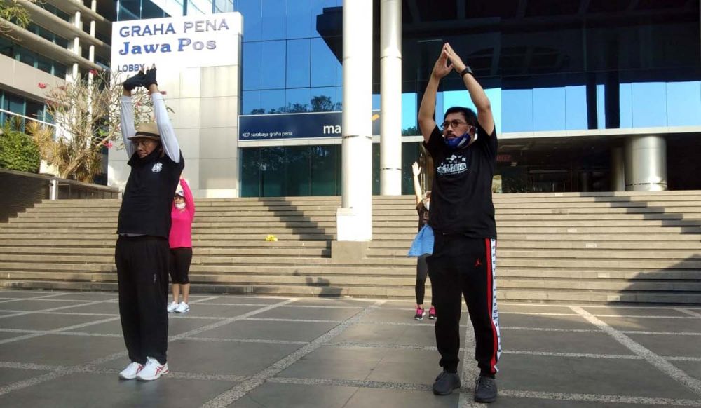 Dahlan Iskan dan Machfud Arifin senam pagi di depan gedung Graha Pena Surabaya