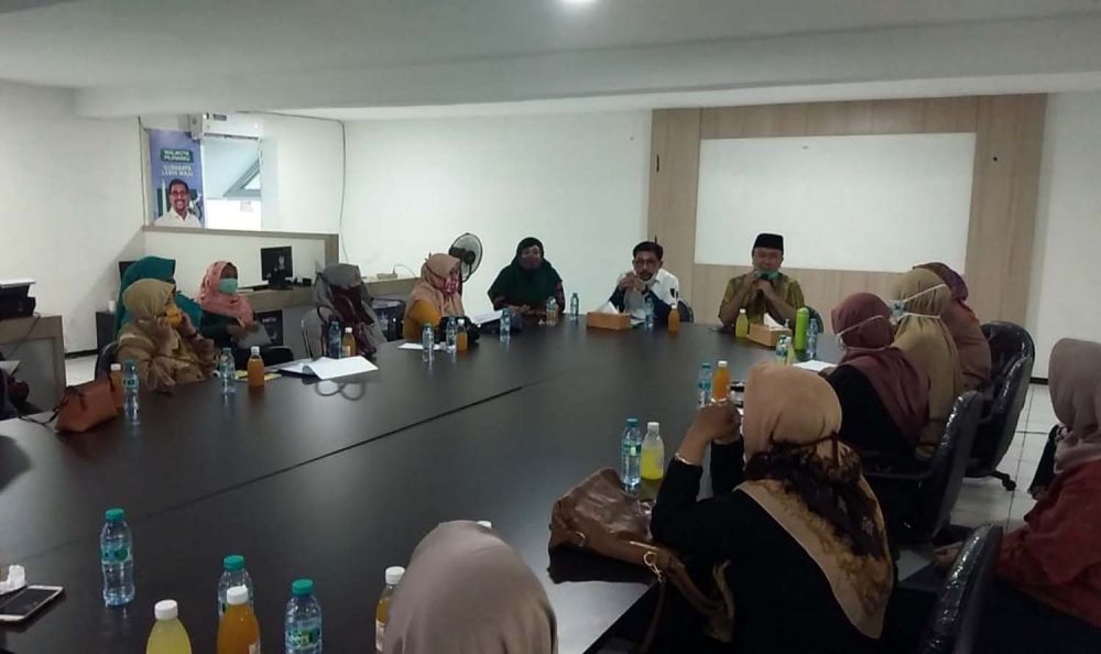 Calon Wali Kota Machfud Arifin bersama sejumlah pengurus Fatayat NU Surabaya