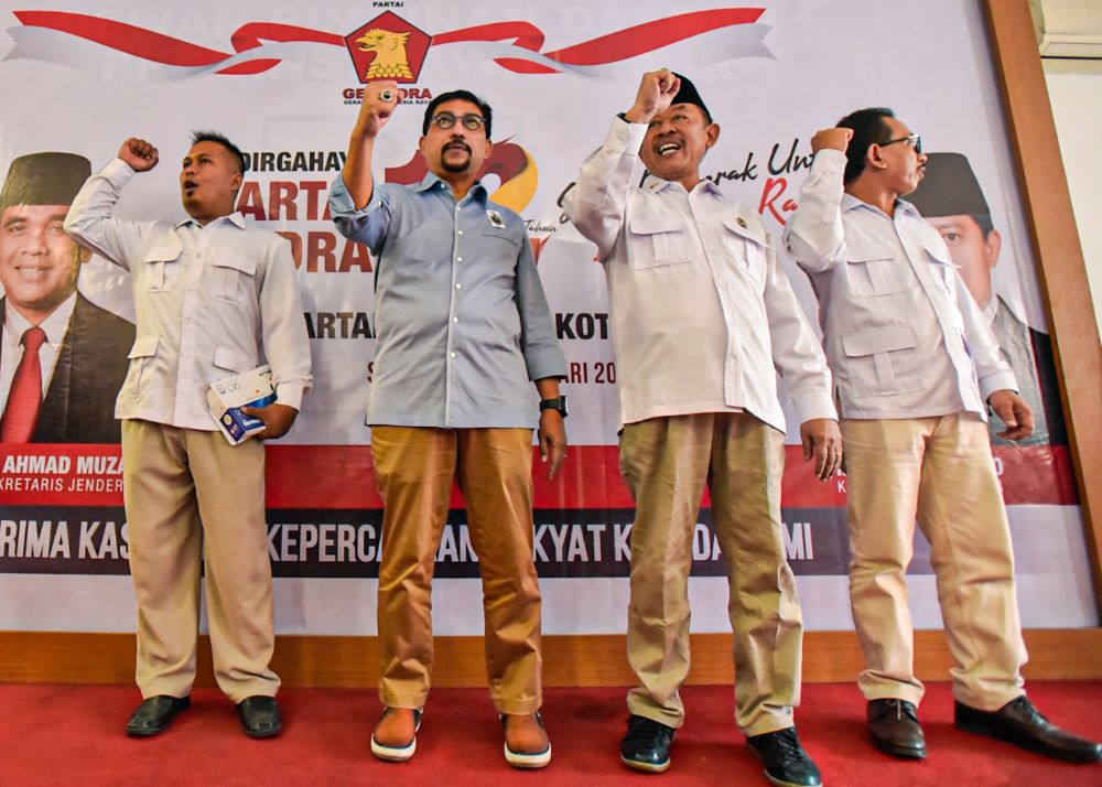 Machfud Arifin bersama Ketua DPC Partai Gerindra Surabaya BF Sutadi dan kader dalam acara syukuran HUT ke 12 Partai Gerindra