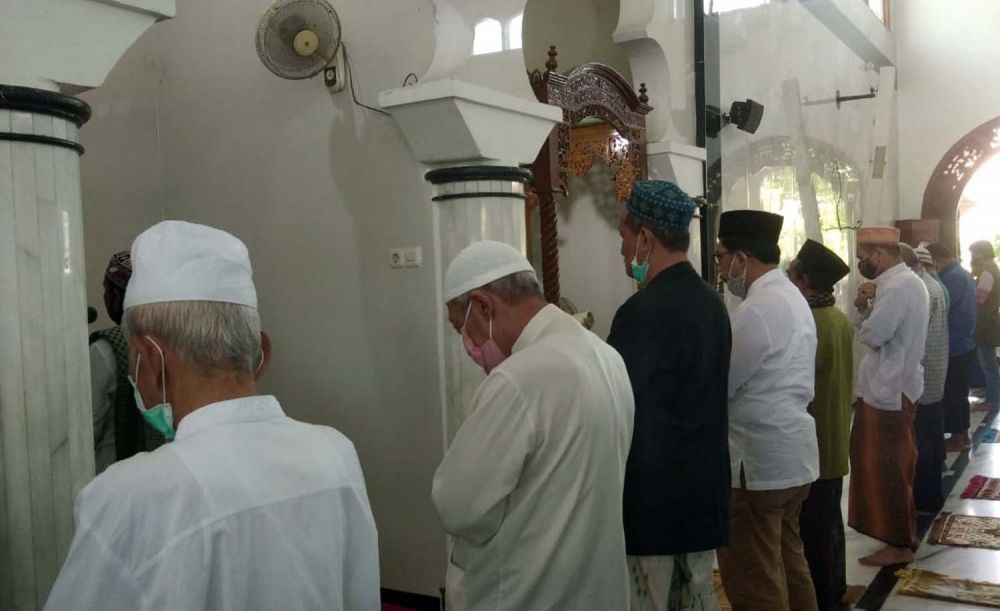 Salat Jumat pertama di masa transisi pandemi Covid-19 di Masjid Rahmat Kembang Kuning, Surabaya