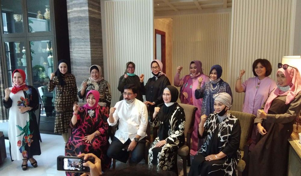 Ibu-ibu sosialita dan jemaah pengajian saat bersilaturahmi bersama Machfud Arifin dan istrinya Ny Lita
