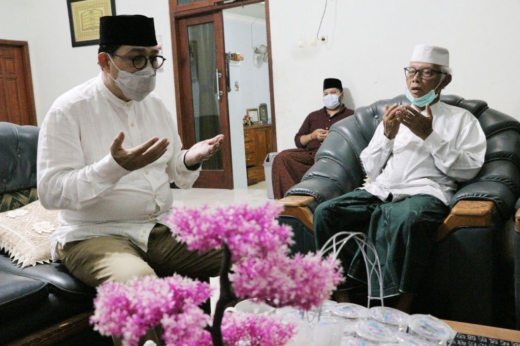 Cawali Surabaya Machfud Arifin (kiri) bersama KH Anwar Iskandar