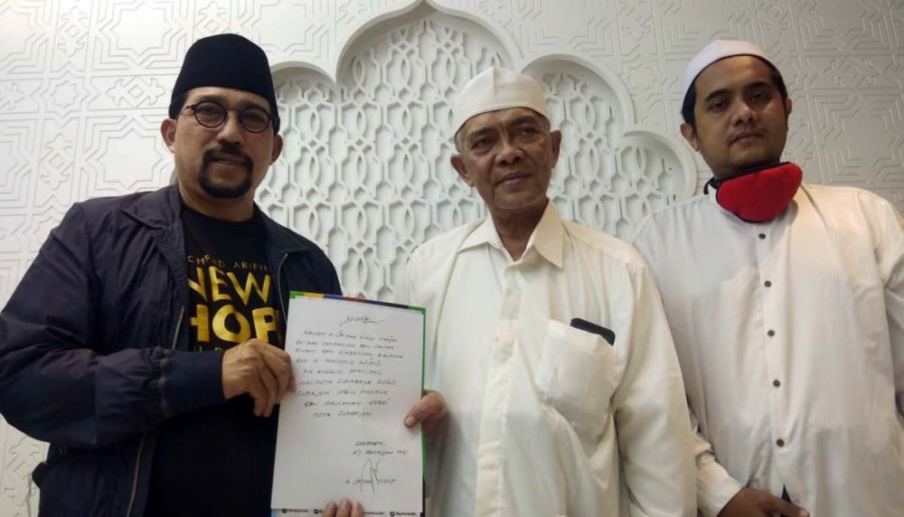 Calon Wali Kota Surabaya Machfud Arifin (kiri) bersama Kiai Ja'far Sampang (tengah)