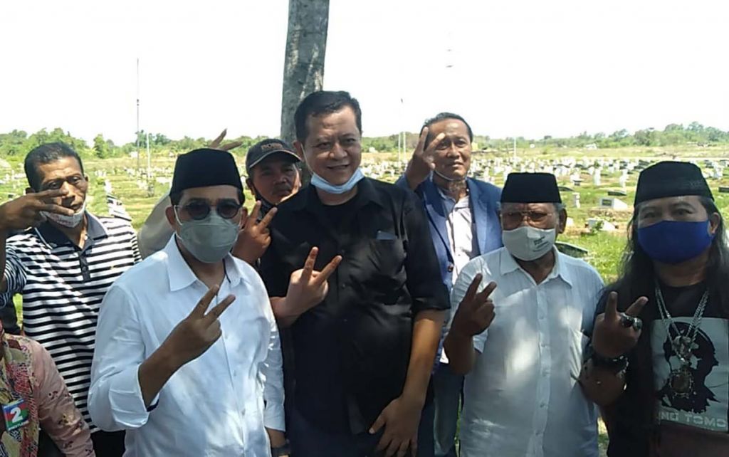 Jagad Hari Seno (baju hitam) saat mendamping Machfud Arifin ziarah ke makam Pak Tjip