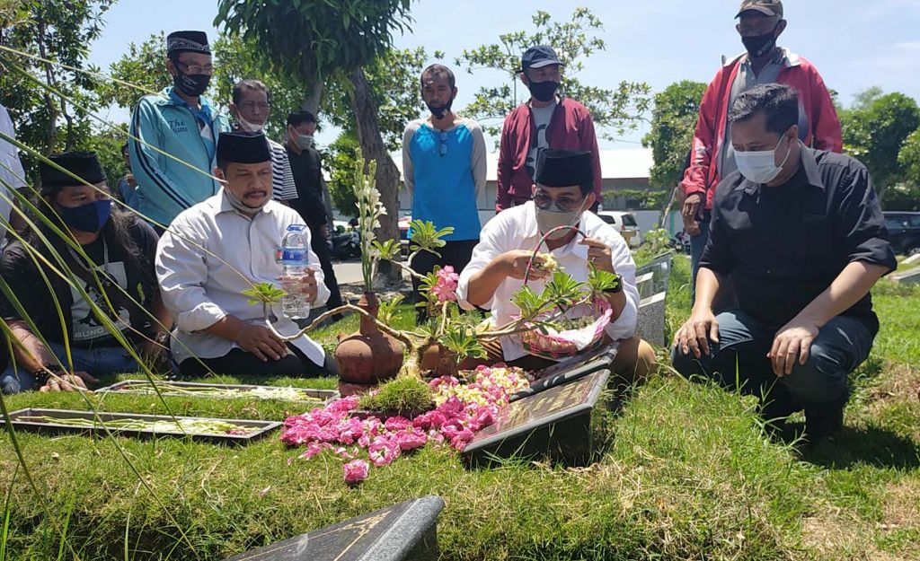 Saat Kakak Whisnu Sakti Dampingi MA Ziarah ke Makam Pak Tjip