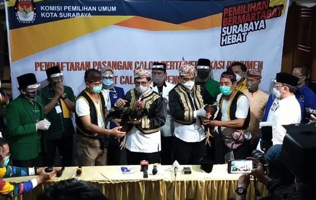 Sesepuh Kota Surabaya menyematkan baju Sawunggaling pada Machfud Arifin dan Mujiaman