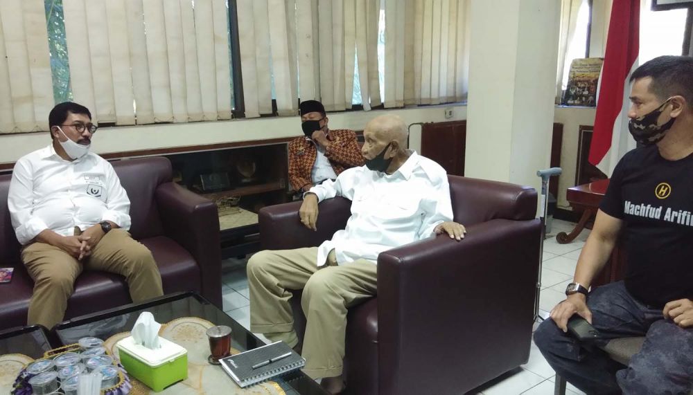 Calon Wali Kota Surabaya Irjen Pol (Purn) Machfud Arifin saat bersilaturahmi ke veteran dan pengurus Dewan Harian Daerah (DHD) 45 Jatim
