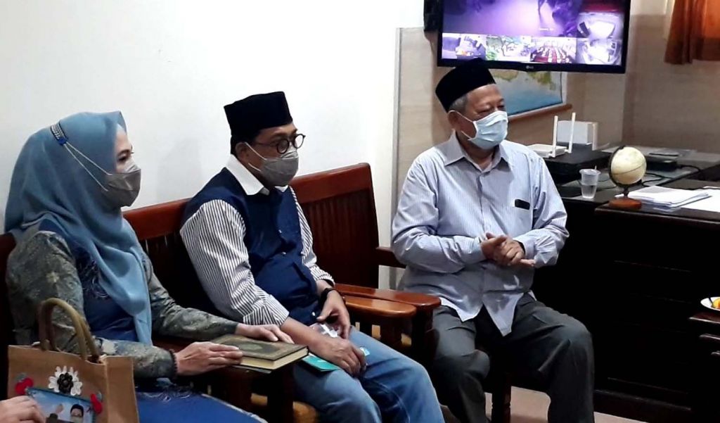 Machfud Arifin dan Ny Lita istrinya bersilaturami ke Ponpes Tahfidz Sulaimaniyah di Surabaya