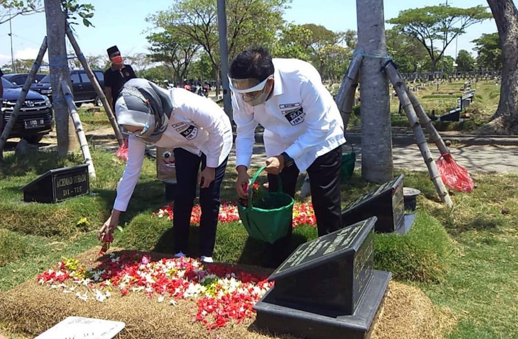 Machfud Arifin dan Ny Lita, istrinya ziarah ke makam kedua orangtuanya di TPU Keputih, Surabaya