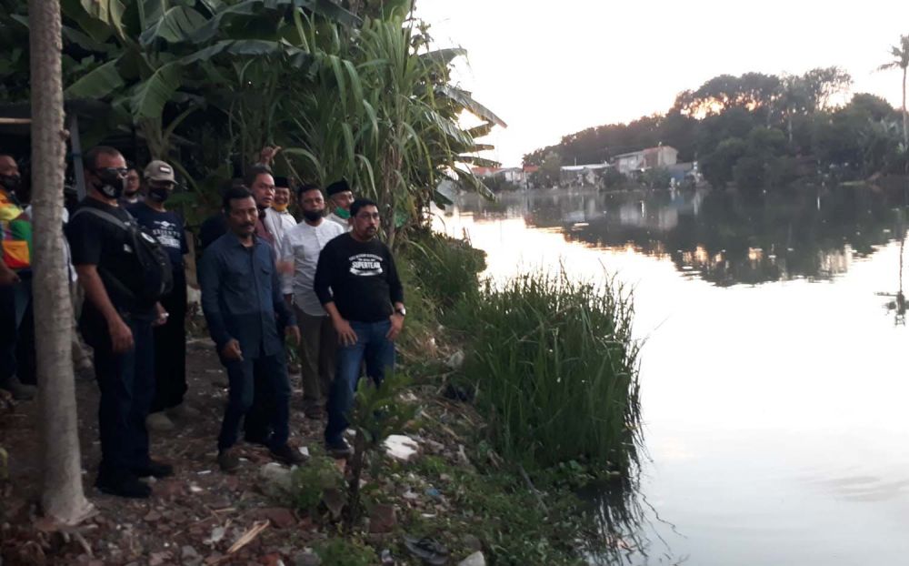 Calon Wali Kota Machfud Arifin saat melihat kondisi Sungai Kalimas sisi Wonokromo, Surabaya