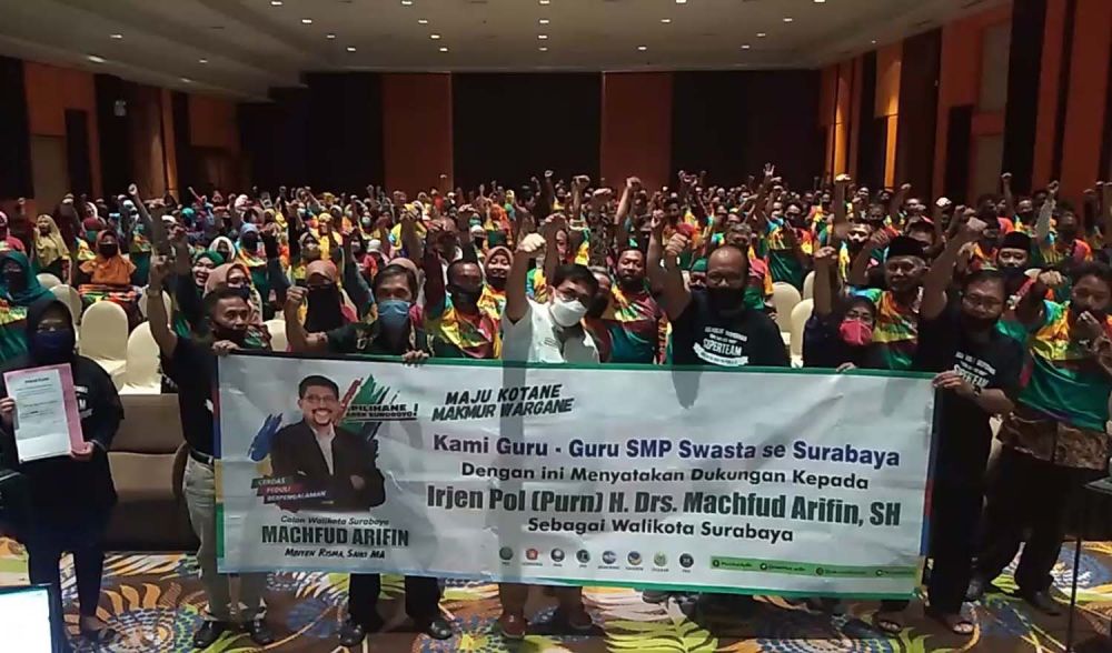 Calon Wali Kota Machfud Arifin bersama para guru SMP swasta di Surabaya