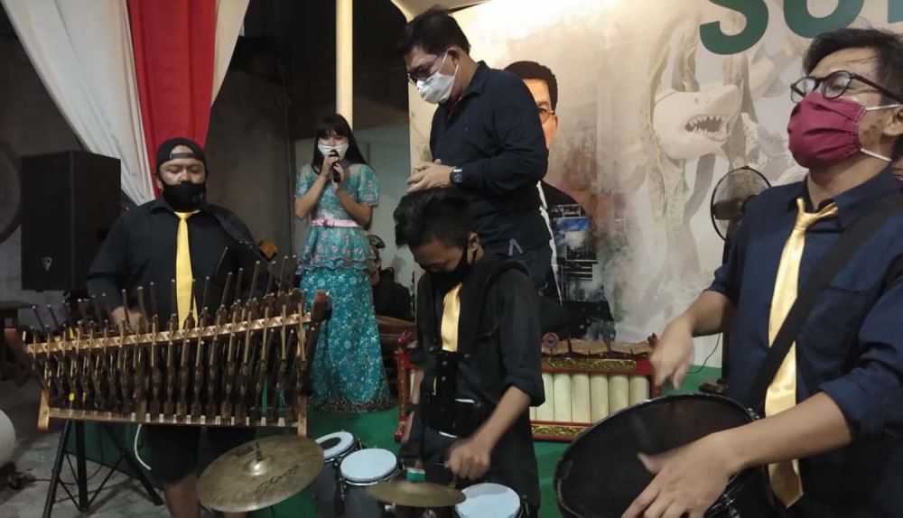 Cawali Surabaya Machfud Arifin saat menikmati kreativitas para seniman angklung