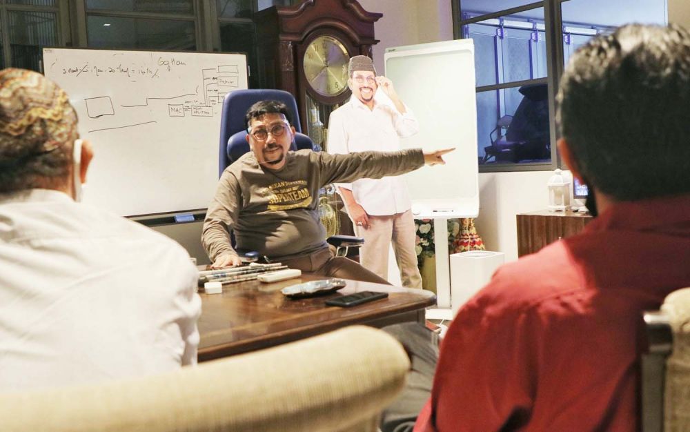 Calon Wali Kota Surabaya Machfud Arifin saat bersilaturahmi bersama teman-teman sekolahnya dulu zaman SMP dan SMA