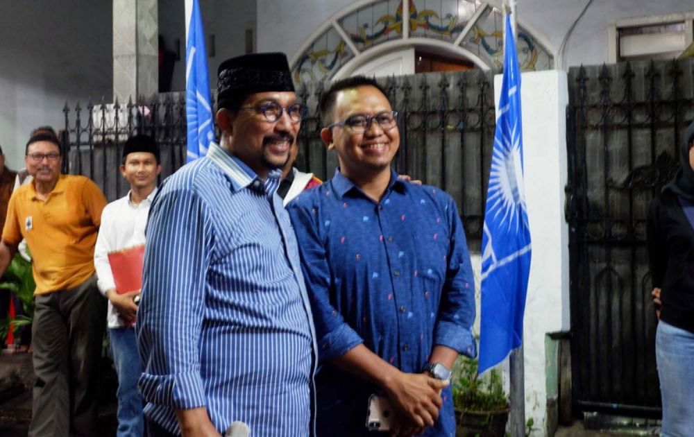 Bacawali Surabaya Machfud Arifin (kiri) bersama Mazuki salah satu bekas pedagang Pasar Turi (Foto-foto: Rangga/jatimnow.com)