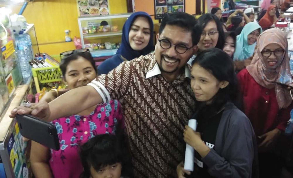 Ngidam Tutik, ibu hamil warga Keputran Kejambon, Surabaya untuk berfoto bersama Machfud Arifin akhirnya terwujud